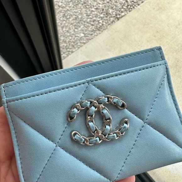 CHANEL Lambskin Quilted Chanel 19 Card Holder - Picture 11 of 12